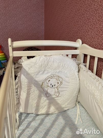 Детская кроватка с маятником