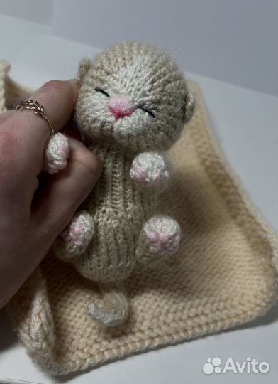 Вязаный спящий котенок