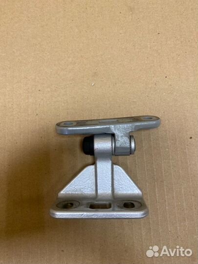 Петля двери задняя правая Mercedes-Benz E-Class