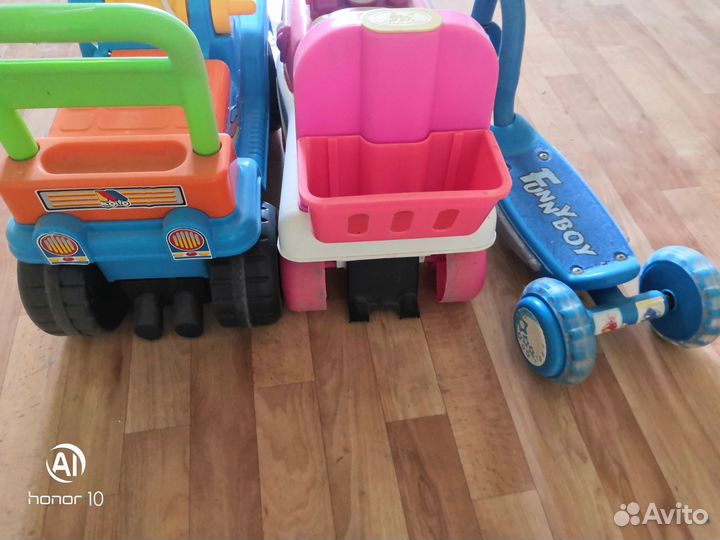 Детская машина каталка 2 шт и самокат 3-х колес
