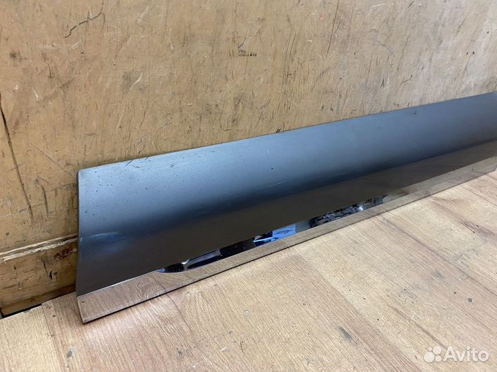 Накладка двери передней правой Vw Touareg 10-18