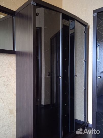 Современные шкафы-витрины 3 штуки