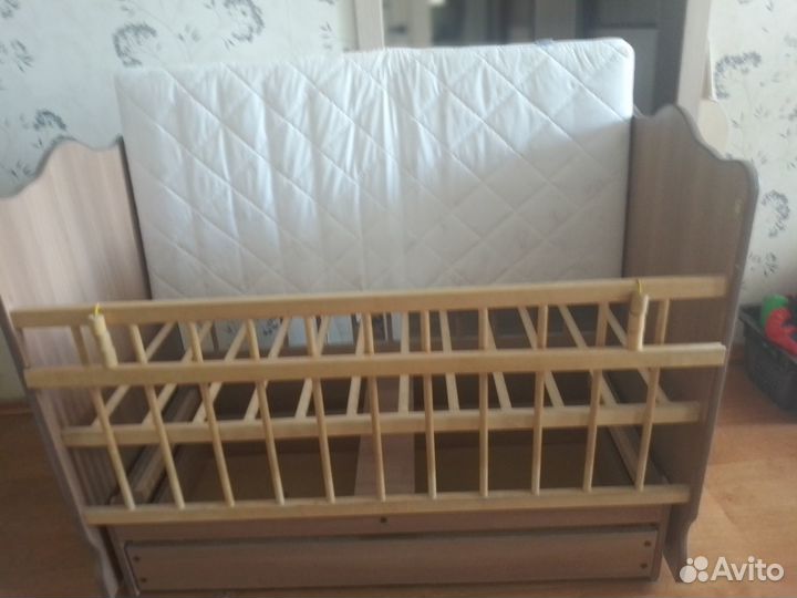 Детская кроватка с маятником и ящиком