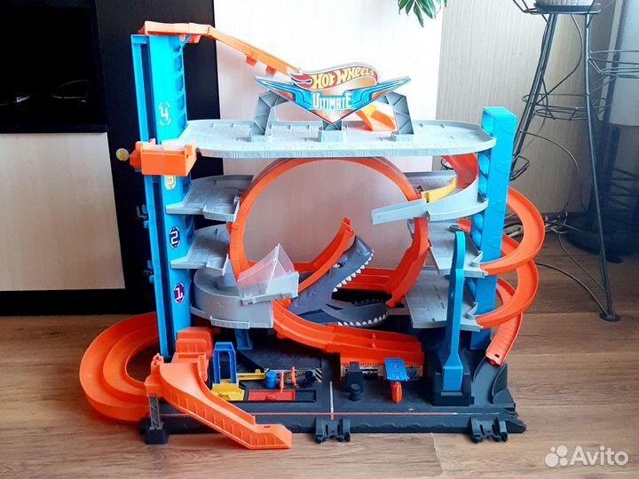 В доставке Трек хот вилс акула