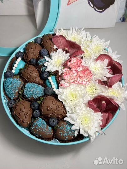 Композиции из клубники в шоколаде с цветами