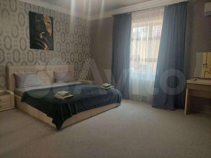 3-к. квартира, 100 м², 1/6 эт.