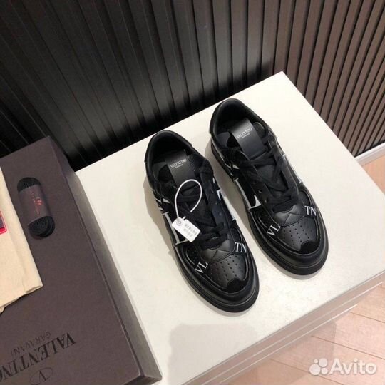 Кроссовки Valentino