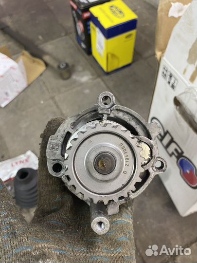 Помпа Audi A4 B6 2.0 (ALT)