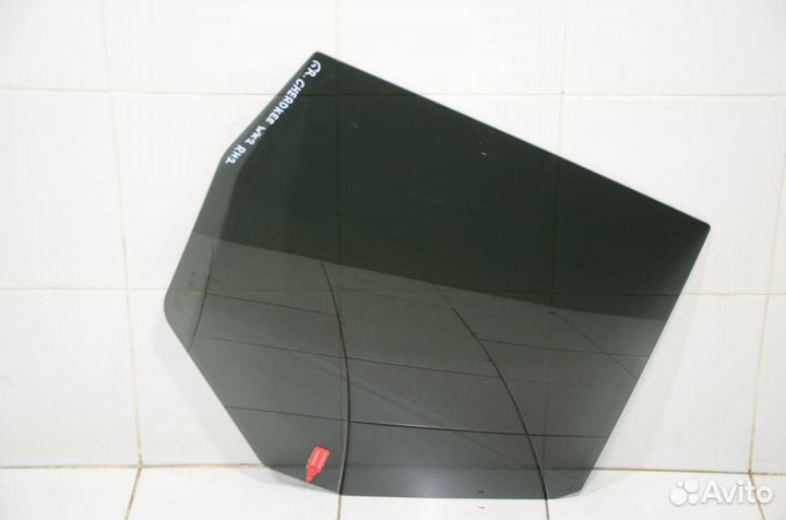 Стекло двери заднее правое Jeep Grand Cherokee WK2