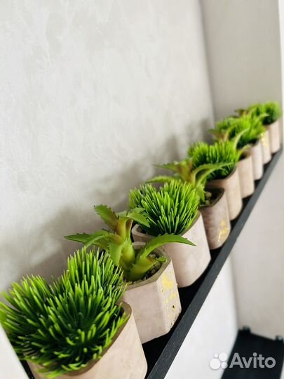 Гипсовое кашпо с искуссвенными растениями