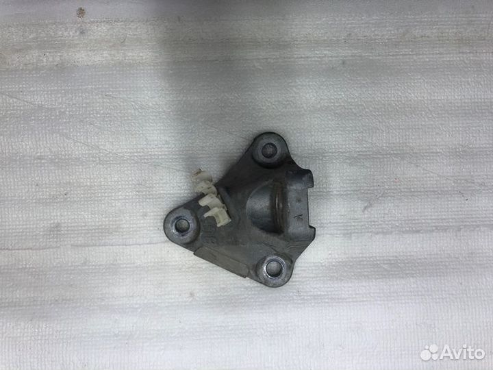 Кронштейн опоры двигателя передний Toyota Camry