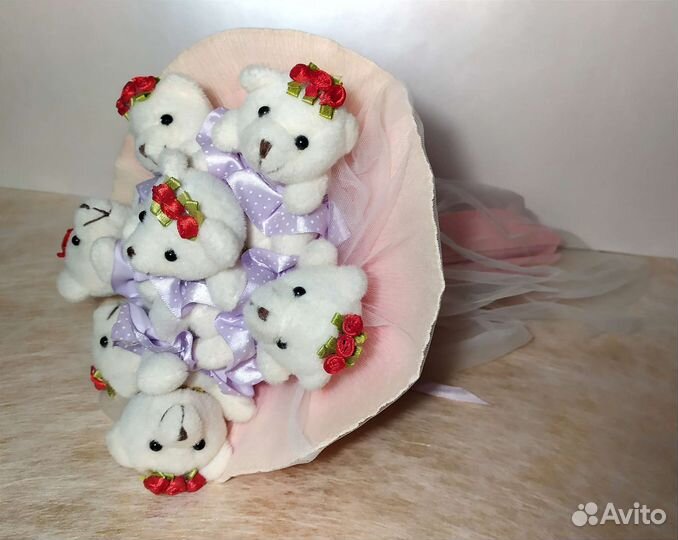 Декоративный розовый букет из медведей