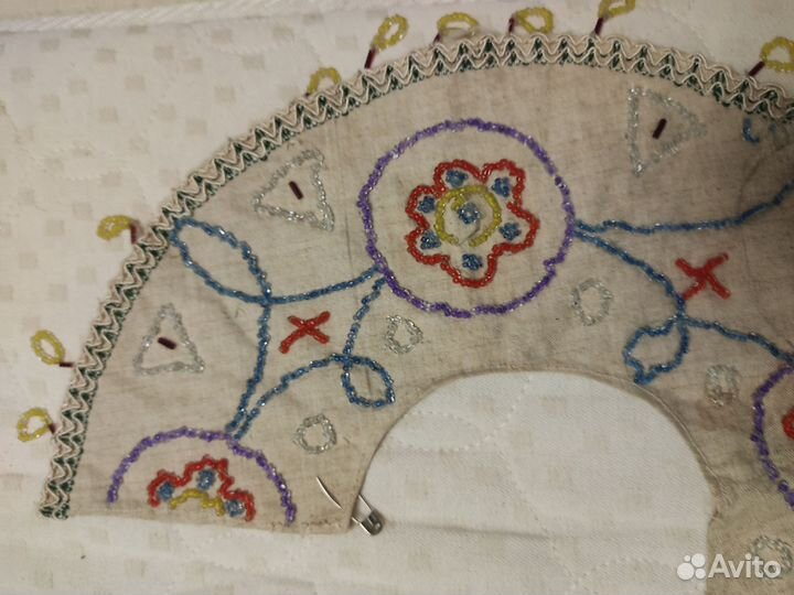 Воротник старинный бисер и лен и брошь скань