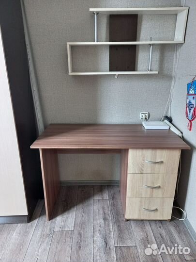 Письменный стол с выдвижными ящиками