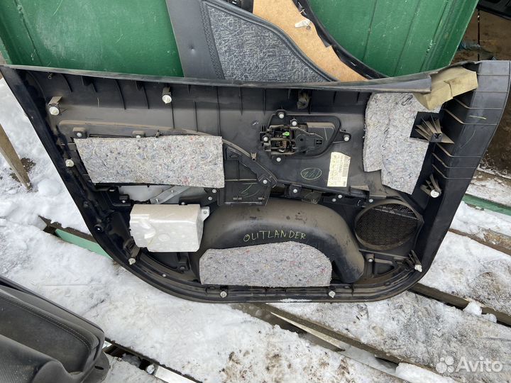 Передняя правая обшивка Mitsubishi Outlander