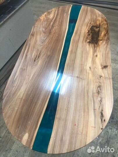 Стол из эпоксидной смолы овальный