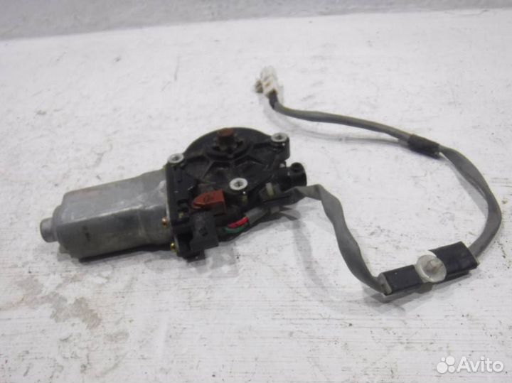 Моторчик заднего правого стеклоподъемника