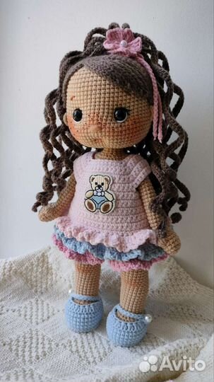Вязаная крючком куколка