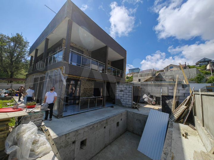 Дом 180 м² на участке 4 сот.