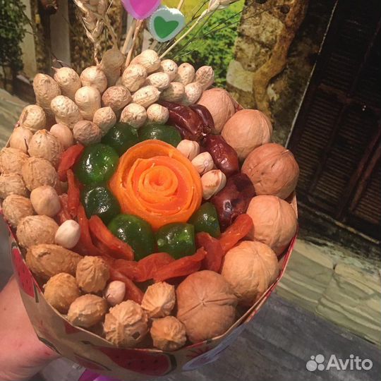 Букет из орехов