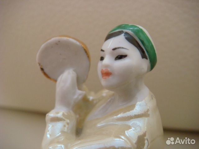 Фарфоровая статуэтка 