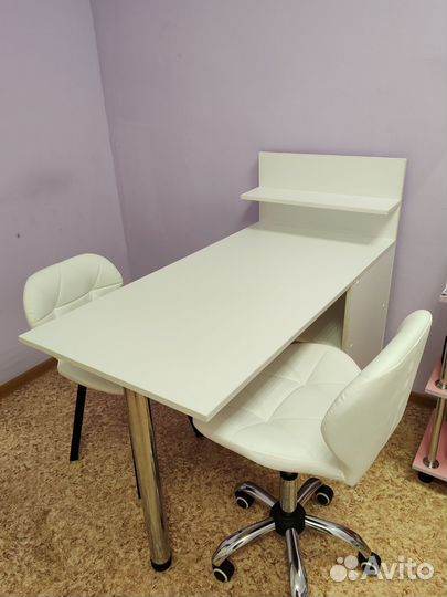 Стол маникюрный и тележка косметологическая