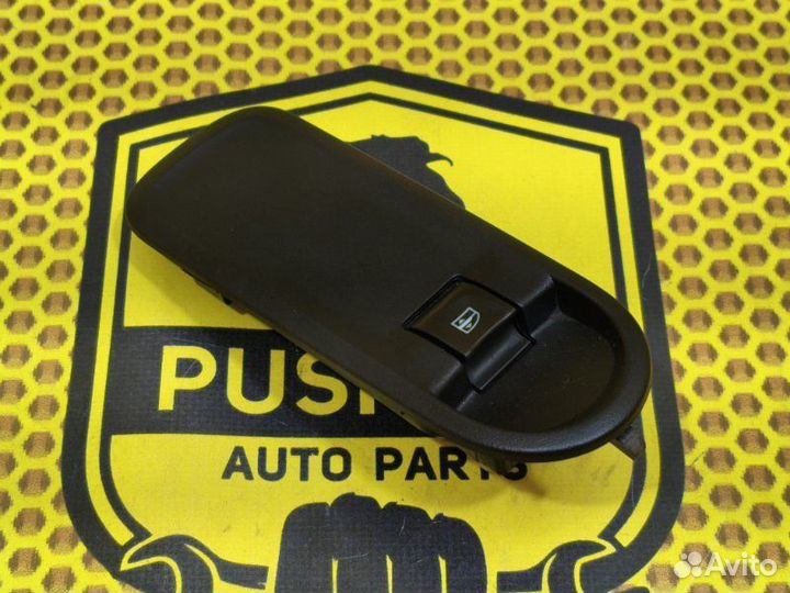 Кнопка стеклоподъемника передняя правая Renault