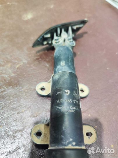 Форсунка омывателя фар левая Skoda Superb 2