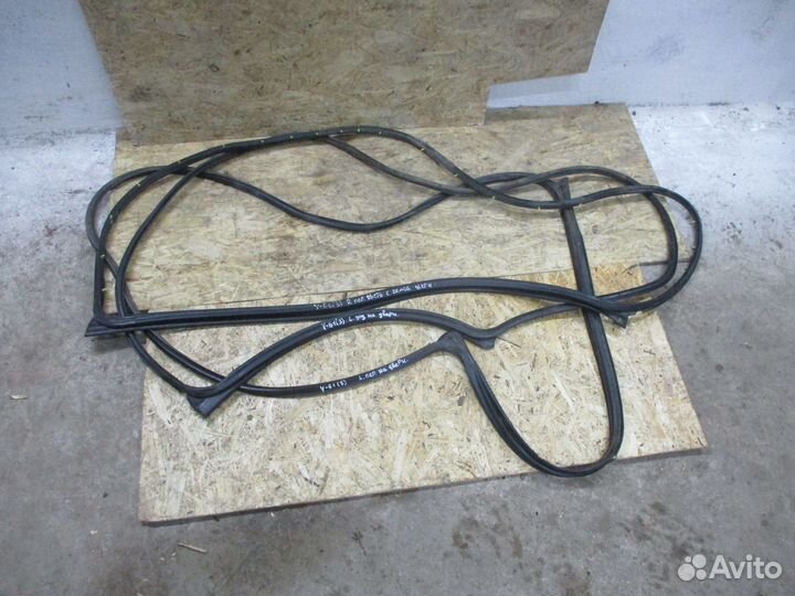 Уплотнительные резинки дверей Ниссан Патрол Y 61