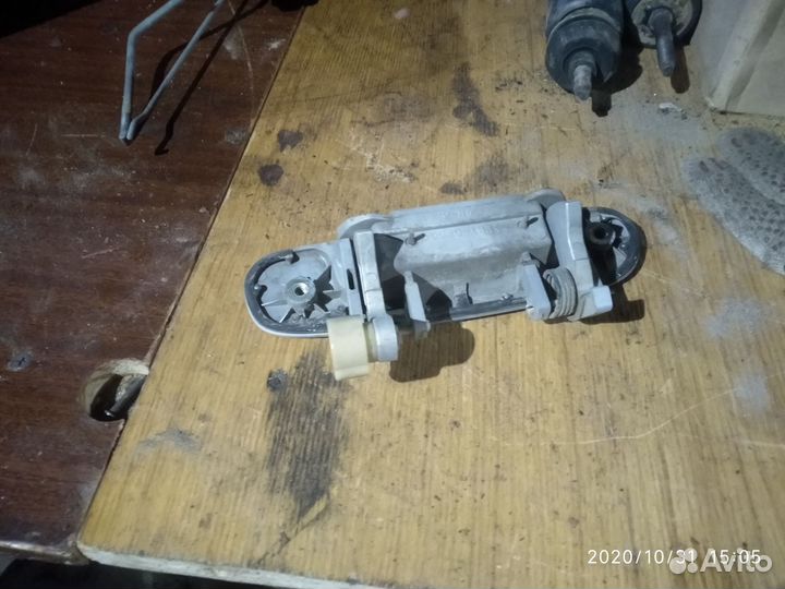 Правая задняя ручка двери Мазда Протеже /323