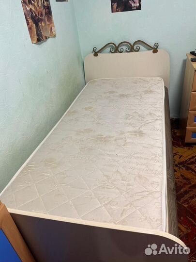 Кровать односпальная с матрасом