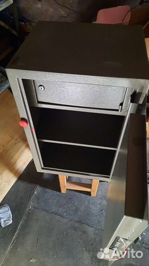 Сейф металлический