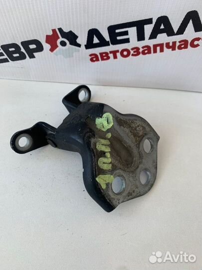 Петля двери передняя правая Ssang Yong Kyron