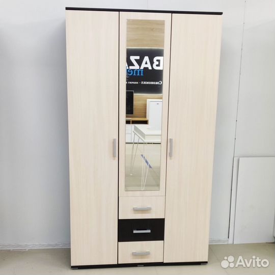 Шкаф трехстворчатый