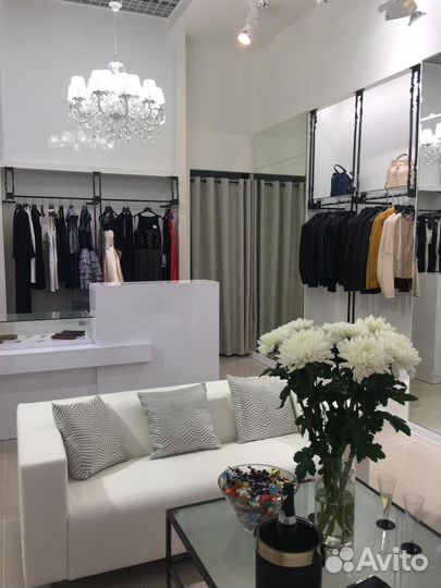 Магазин премиальной одежды в торговом центре