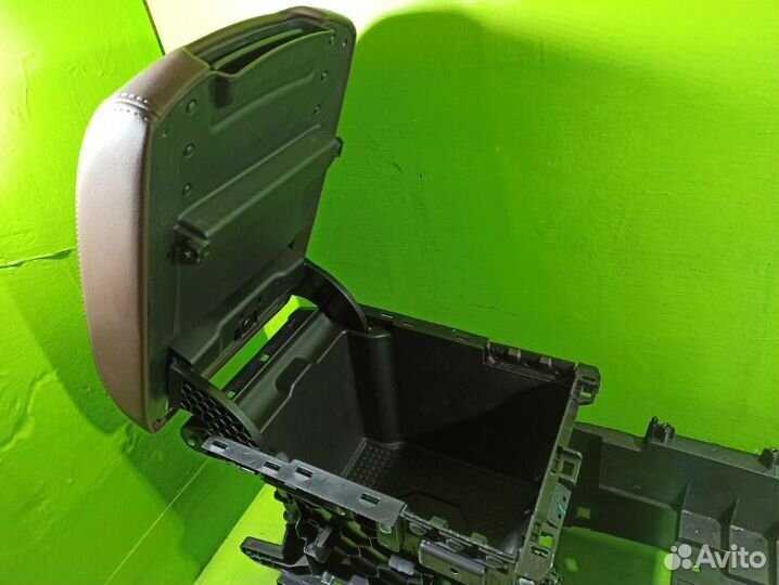 Центральная консоль с подлокотником Haval H9