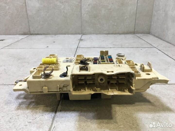 Блок предохранителей Toyota Land Cruiser J100 UZJ1