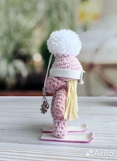 Фигурка лыжница