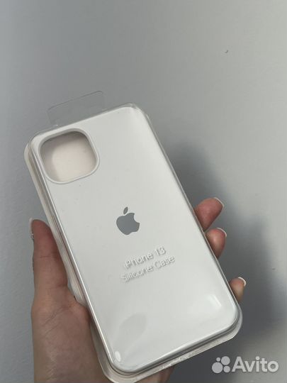 Белый чехол на iPhone 13
