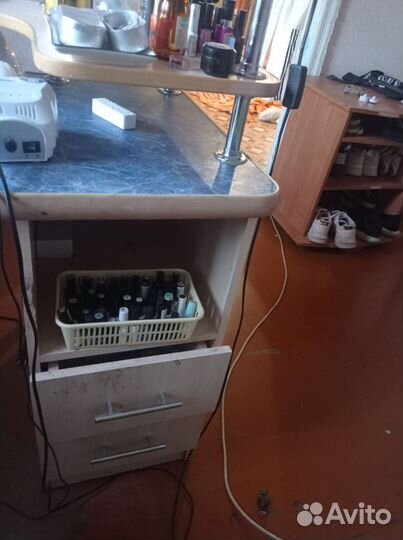 Стол маникюрный с лампой