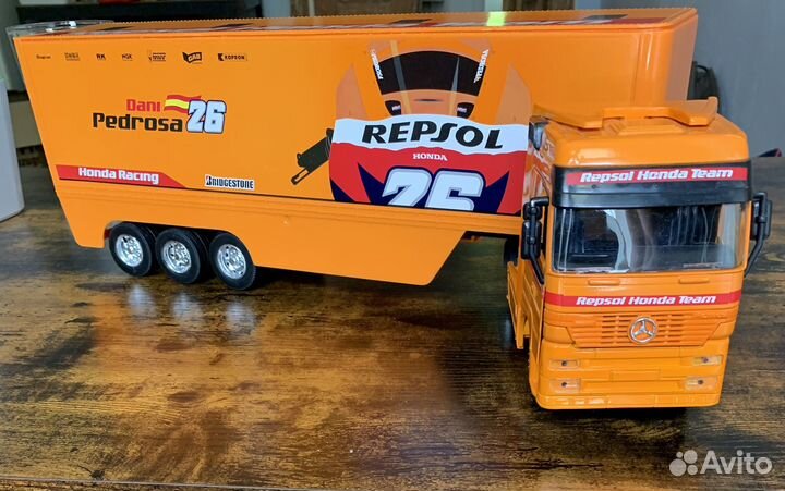 Модель грузовиков New Ray 1/32 Mercedes benz