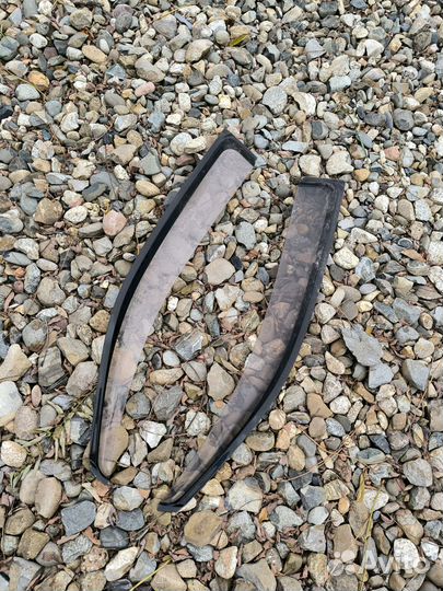 Ветровик передний Noah Voxy 60 2002