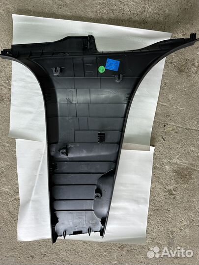 Накладка центральной левой стойки Geely Tugella