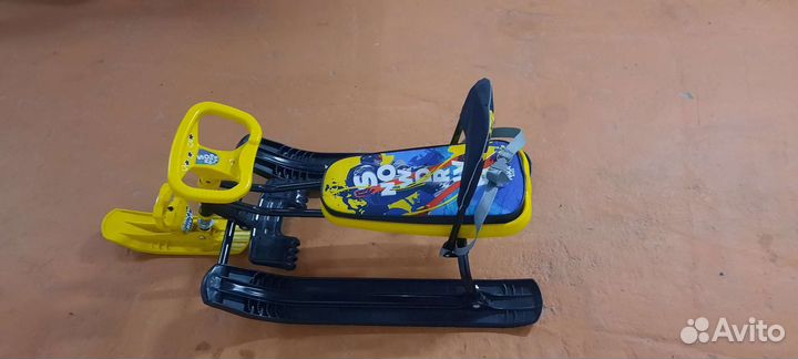 Детский снегокат со спинкой