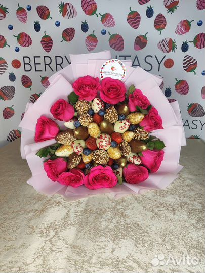 Клубника в шоколаде с цветами