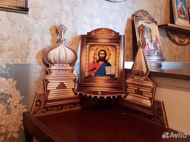 Угловая полочка с иконой