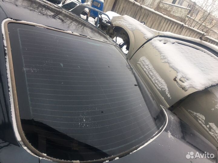 Зажнее стекло на Mercedes Benz w210