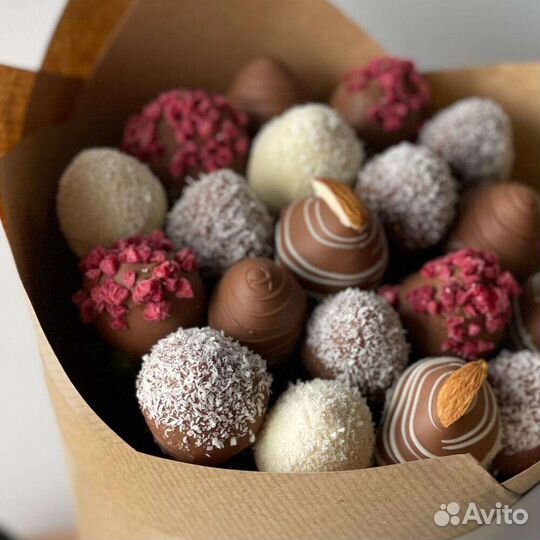 Клубника в шоколаде, розы, доставка цветов, букет