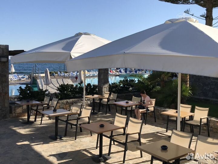 Уличный зонт от дождя на боковой опоре