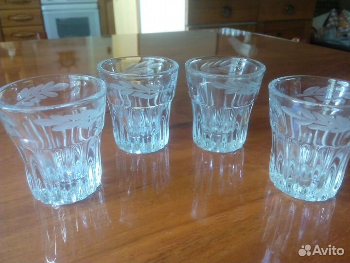 Граненые стопки (рюмки) с рисунком двух видов СССР